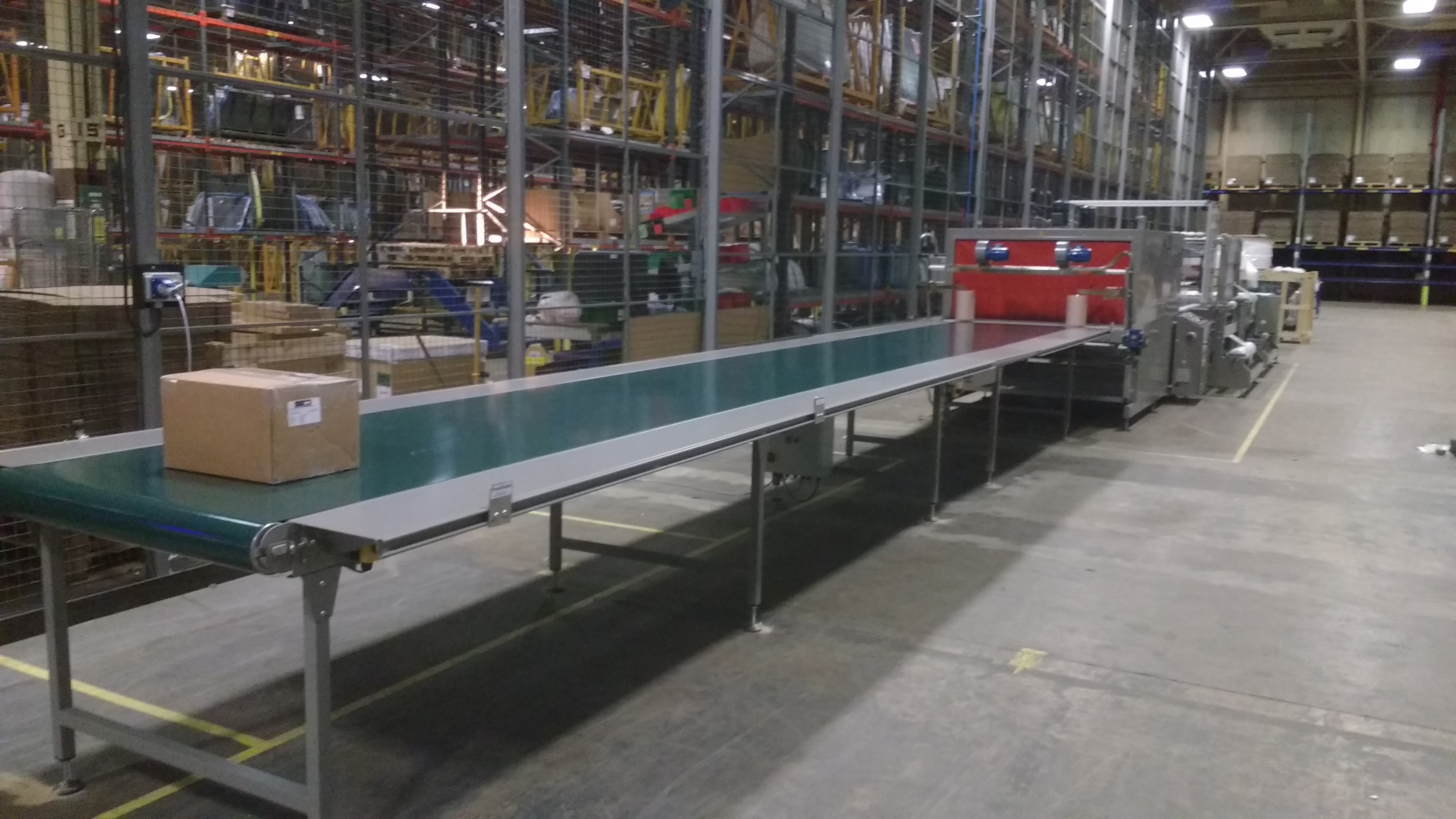 Belt conveyor - with worktable Conveyor belt with work tables