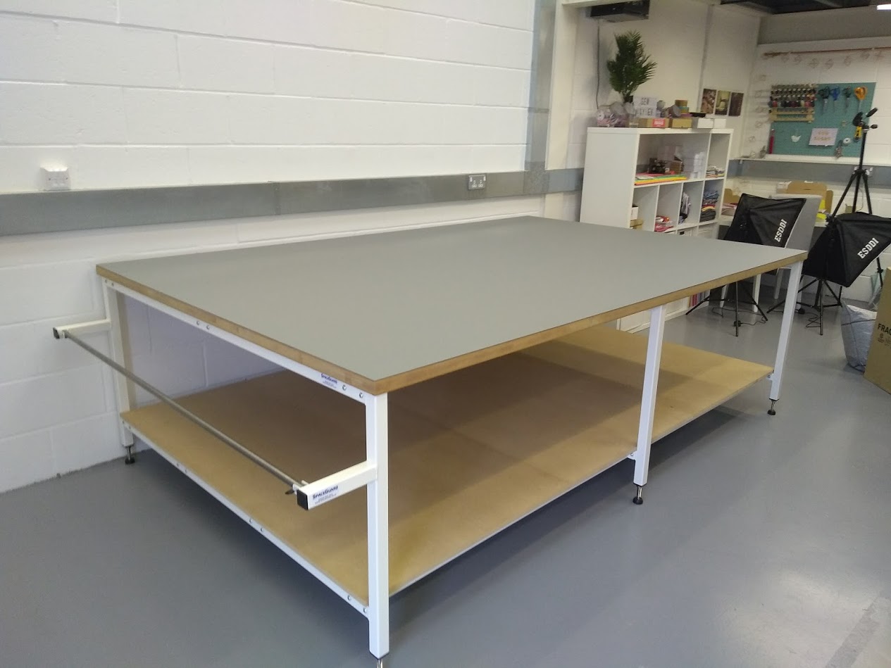 cutting table with packing bar