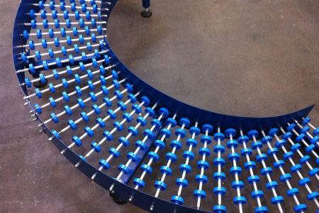 Gravity skate wheel conveyor