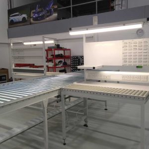 Assembly workstations with conveyors