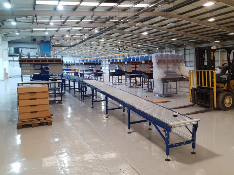 Efficient Packing Benches with Take Away Conveyor Belt for Battery Retailer