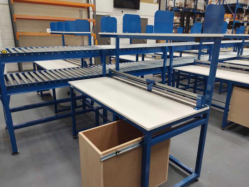 Gravity Conveyor with Packing Tables Gravity Conveyor with Packing Tables