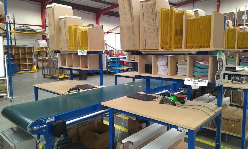 Belt conveyor in a packing area